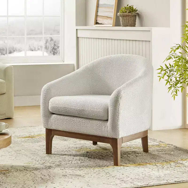 Poltrona Bouclé con Gambe in Legno Massello