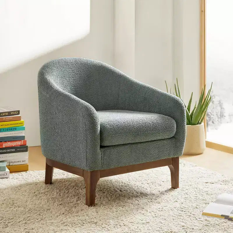 Poltrona Bouclé con Gambe in Legno Massello