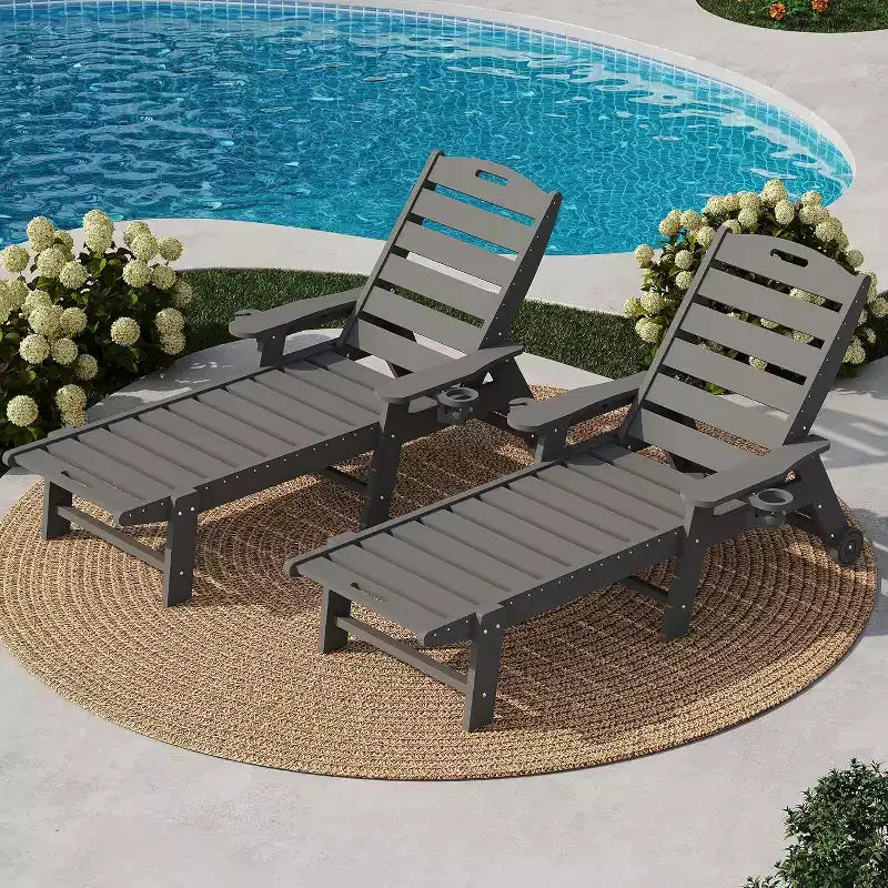 Sedia a Sdraio da Esterno a 5 Posizioni, Chaise Longue da Esterno in HDPE con Portabicchieri, Sedia a Sdraio da Piscina in Resina con Ruote
