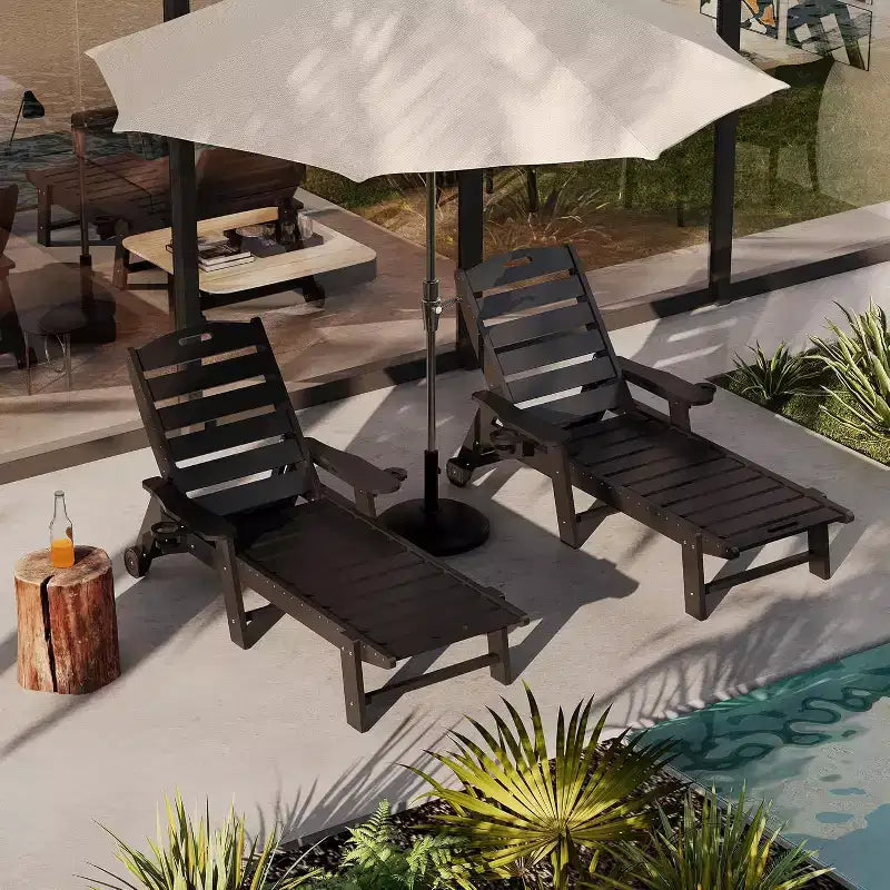Sedia a Sdraio da Esterno a 5 Posizioni, Chaise Longue da Esterno in HDPE con Portabicchieri, Sedia a Sdraio da Piscina in Resina con Ruote