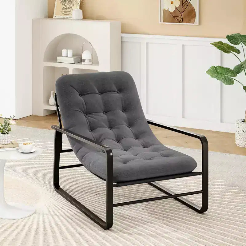 Poltrona moderna imbottita con struttura in metallo