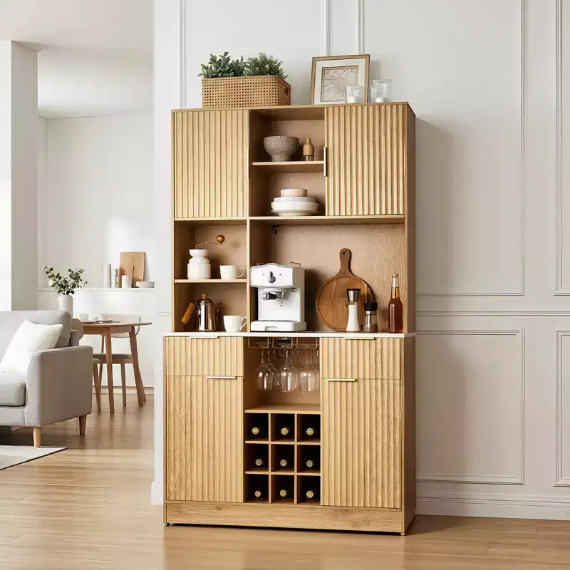 Mobile Bar con Cantinetta, Credenza Moderna con 9 Portabottiglie, Porta Calici, Luci LED, Stazione di Ricarica, Naturale