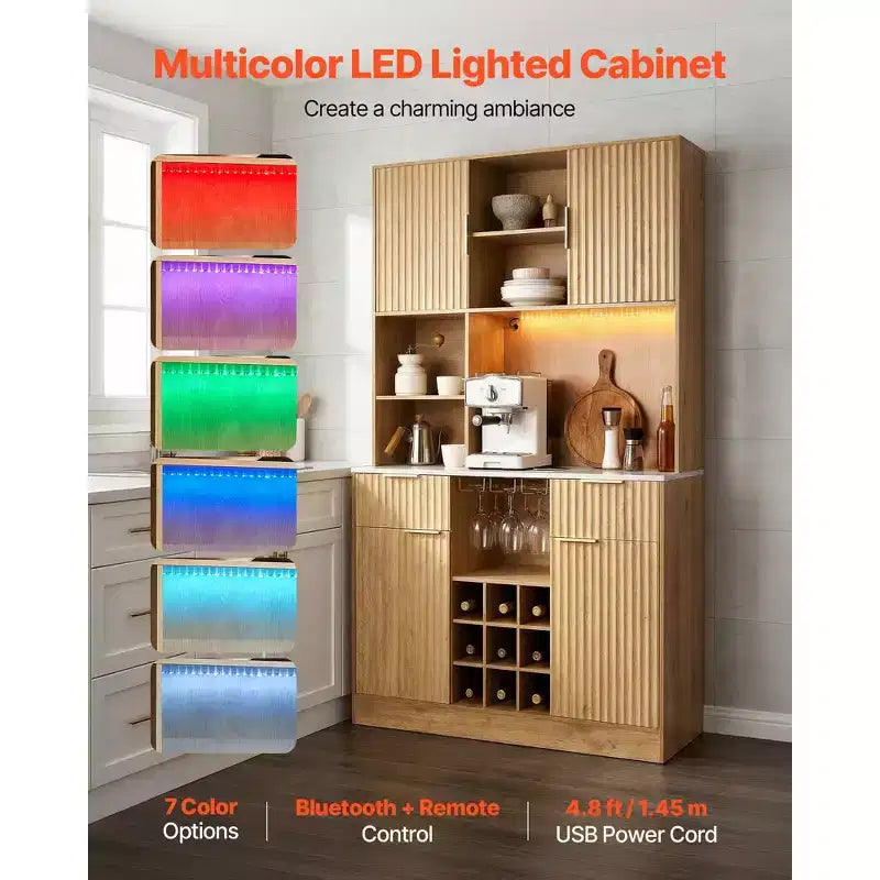 Mobile Bar con Cantinetta, Credenza Moderna con 9 Portabottiglie, Porta Calici, Luci LED, Stazione di Ricarica, Naturale